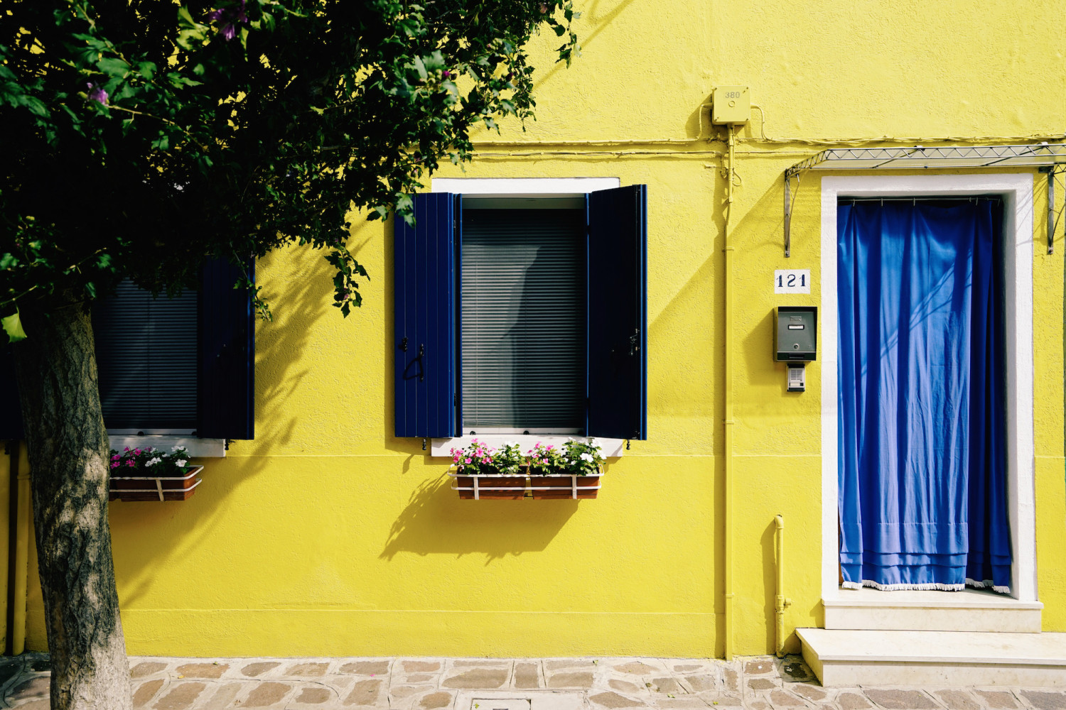 burano-yellow-facade-dante-vincent-photography