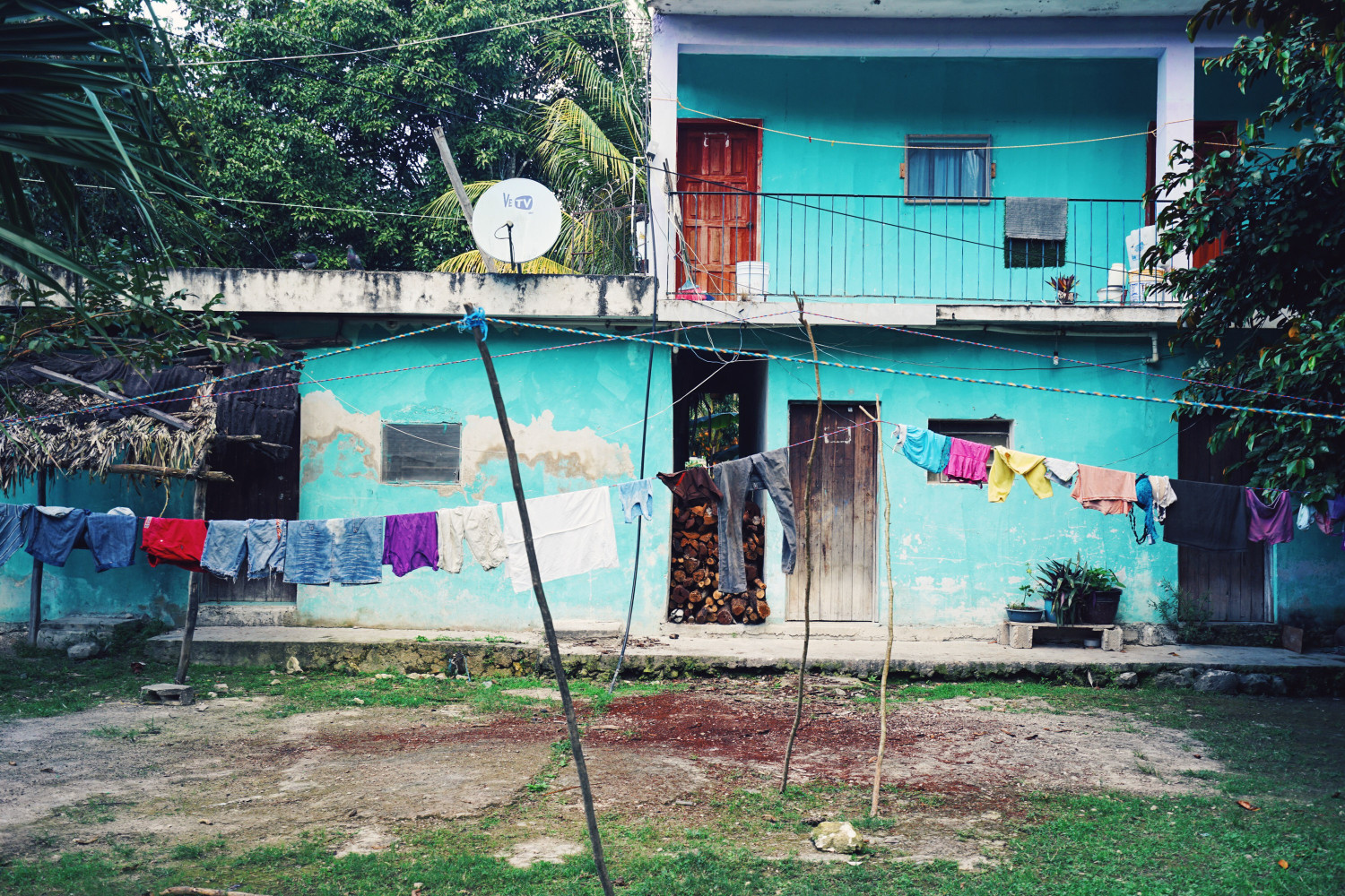 laundry-blue-wall-playa-del-carmen-dante-vincent-photography