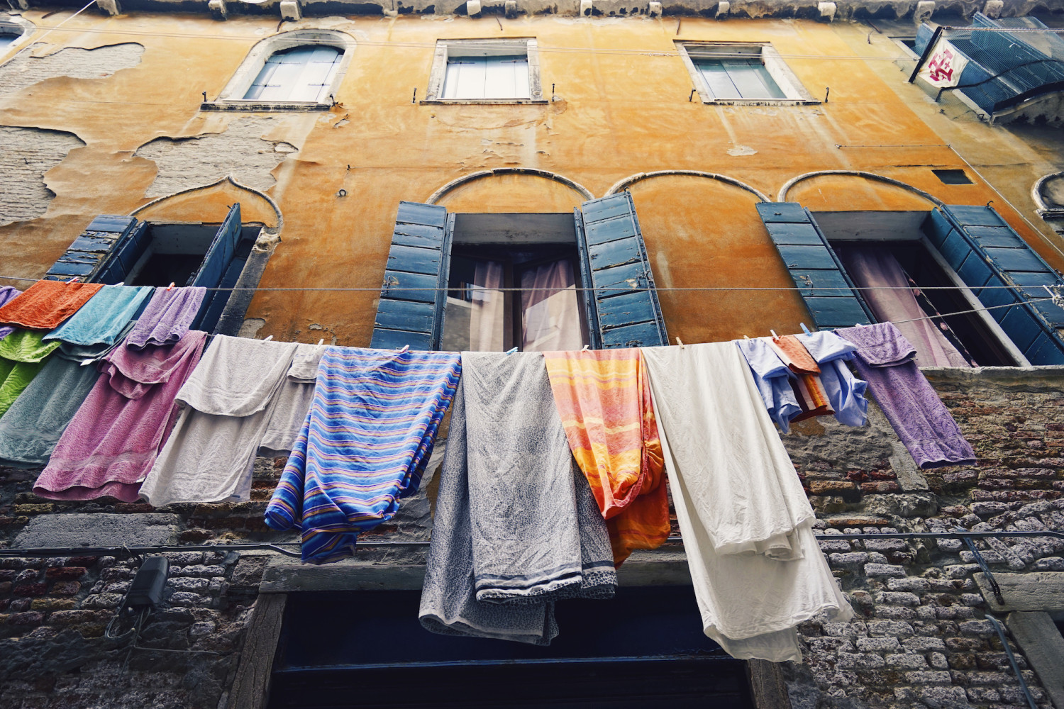 venice-fresh-laundry-orange-facade-dante-vincent-photography
