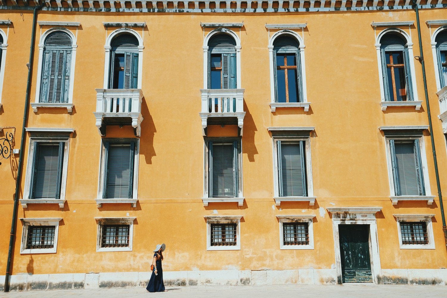 venice-yellow-facade-kirsten-alana-strideby-dante-vincent-photography